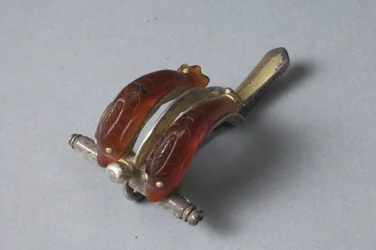 Fibel mit Delfinen